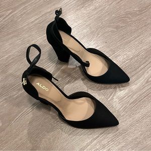 Aldo black pointed toe block heels. women’s size 7 ankle strap pumps.
